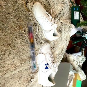 Size 4,5 brand new cheer shoes